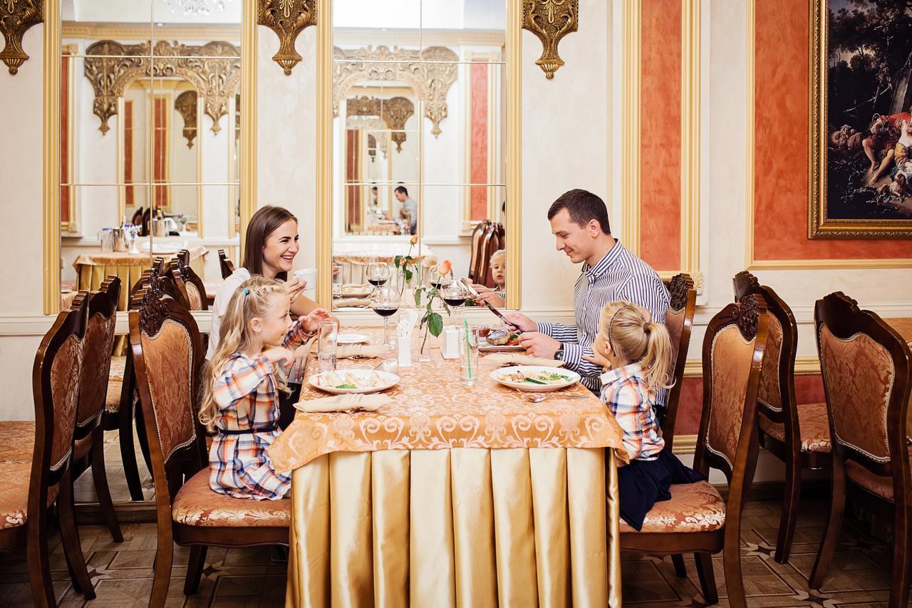 לוצק Hotel Versailles מראה חיצוני תמונה