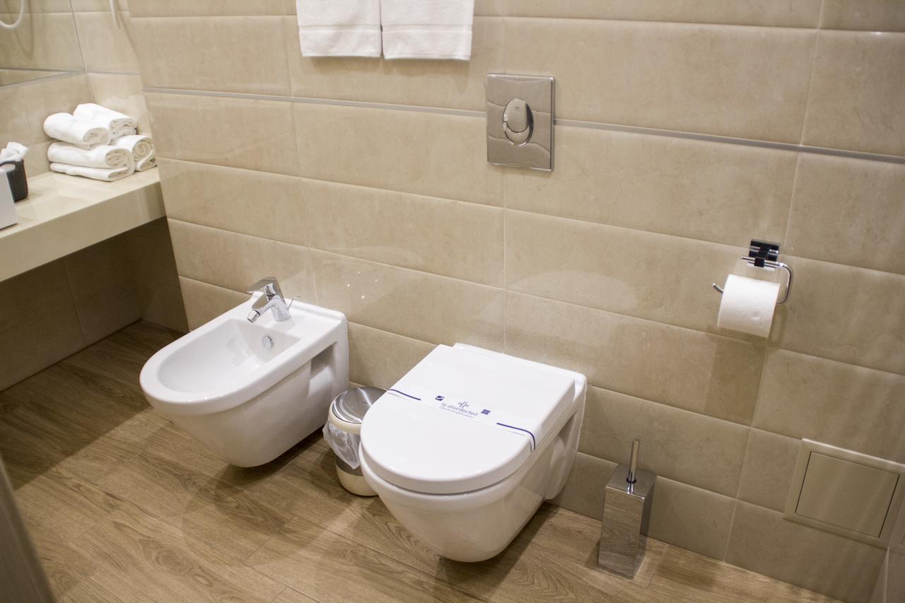 לוצק Hotel Versailles מראה חיצוני תמונה