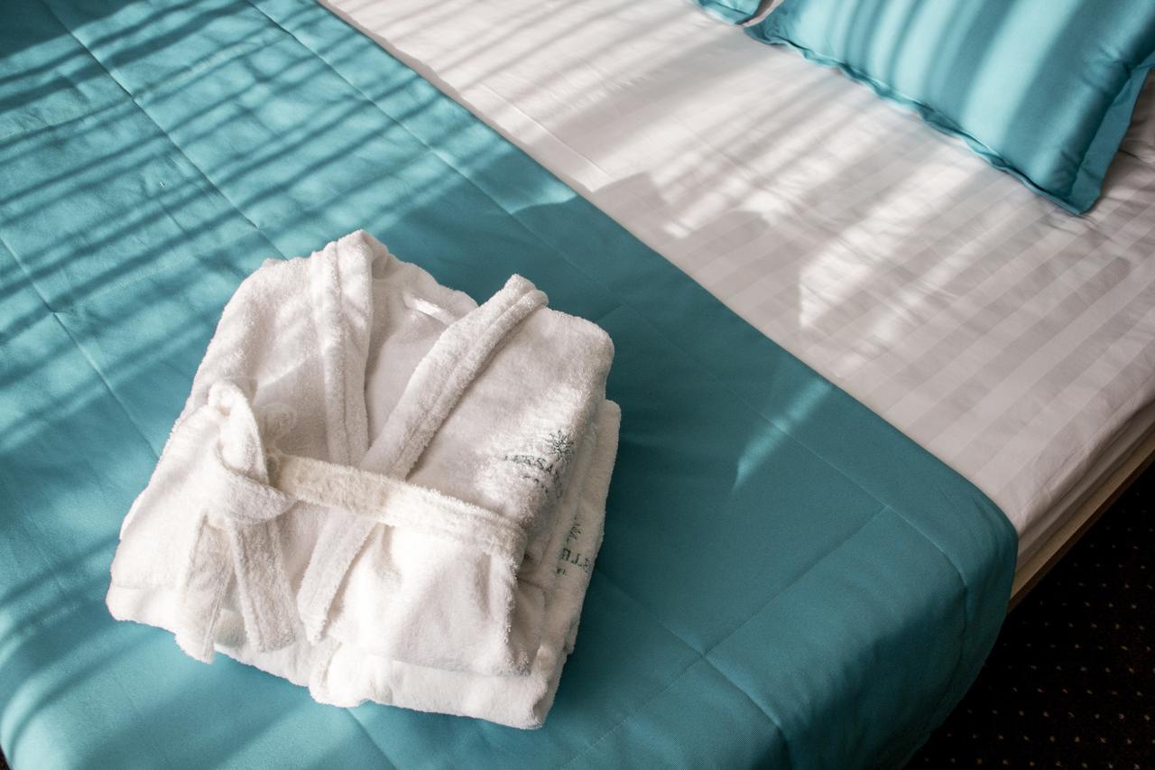 לוצק Hotel Versailles מראה חיצוני תמונה