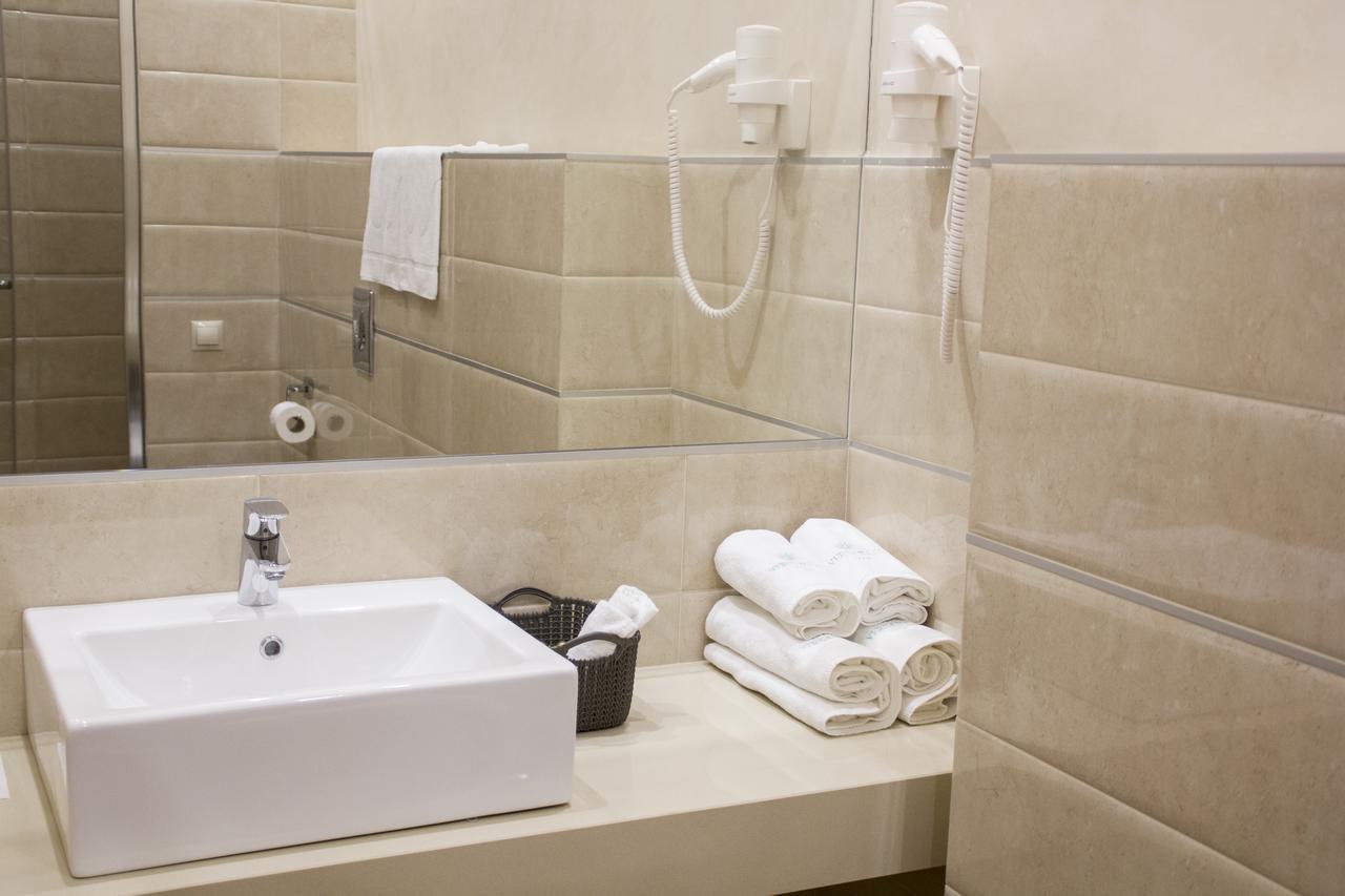 לוצק Hotel Versailles מראה חיצוני תמונה