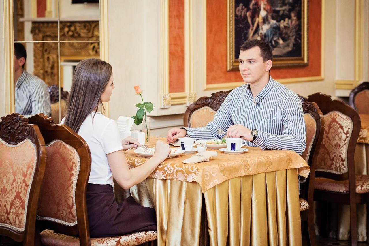 לוצק Hotel Versailles מראה חיצוני תמונה